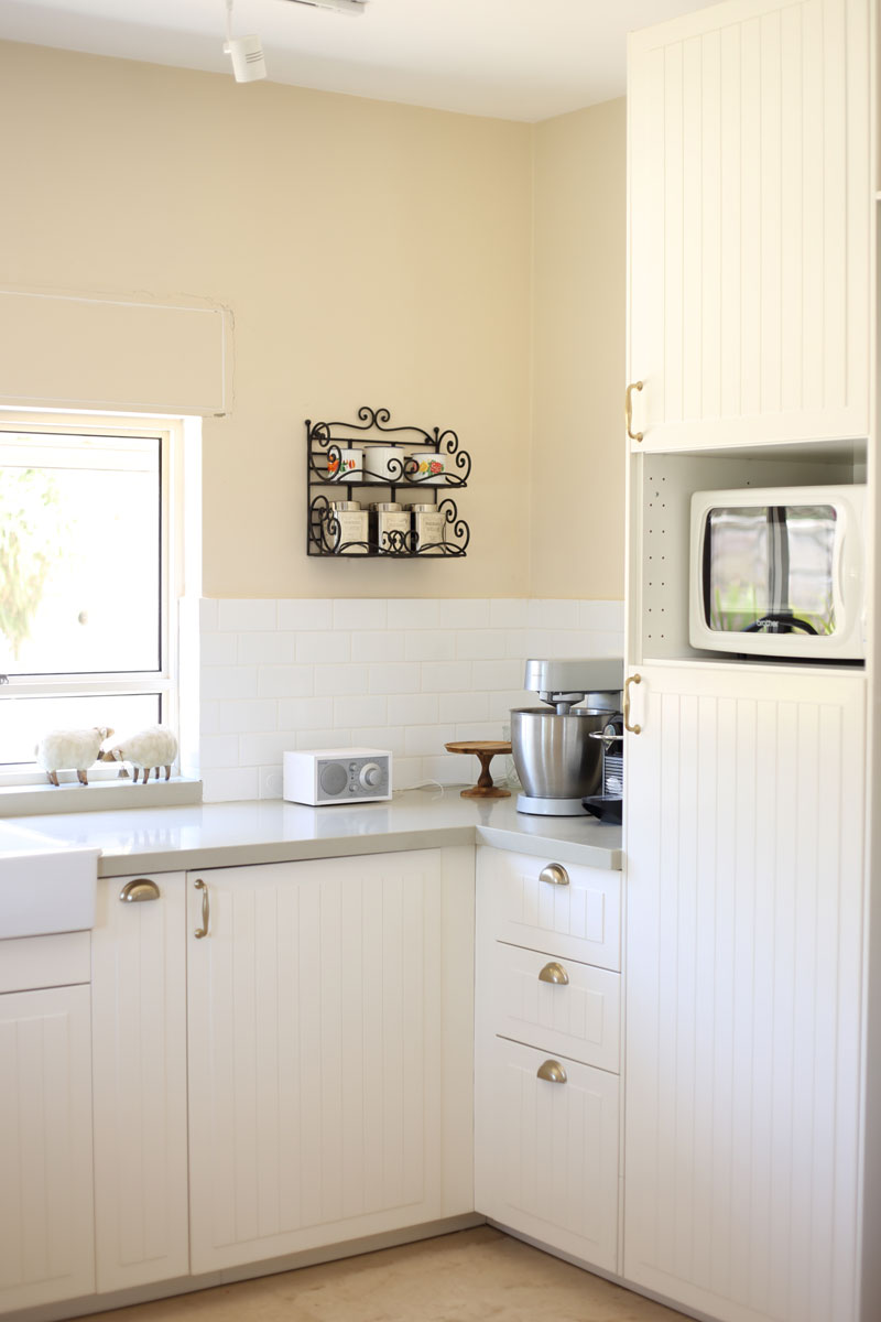 מטבח שצופה אל הגינה הקדמית ואל שער הכניסה