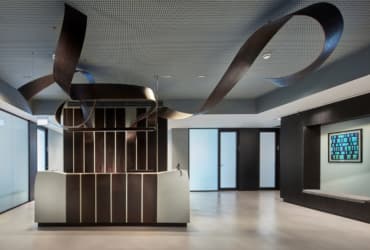 משרדים במגדל סיטי קורט ירושלים: אור כקו מחבר בין עיר, תנועה וחומר