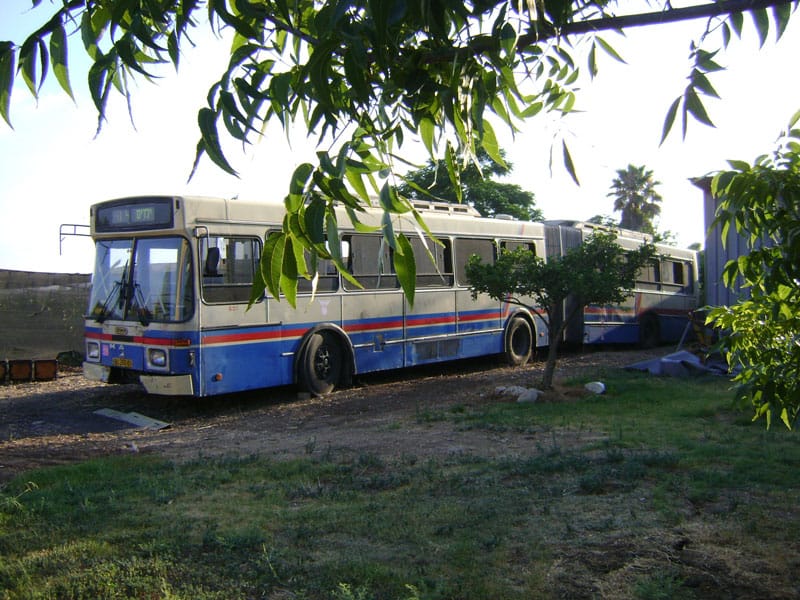 מאחורי הקלעים איך הופכים אוטובוס ישן לבית מגורים בניין ודיור