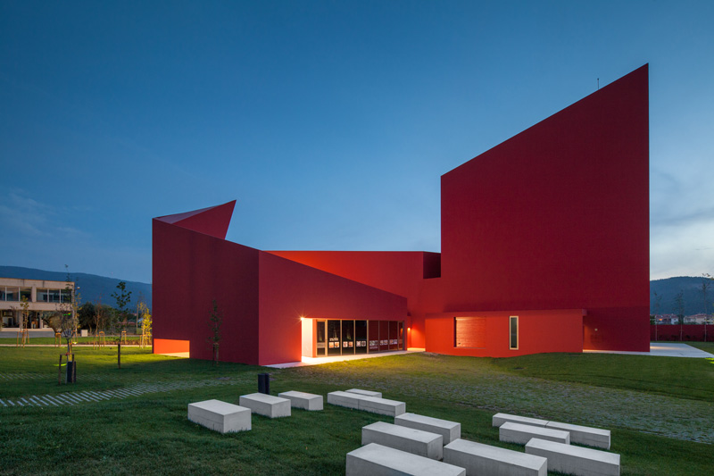 בית בעיצוב אדום