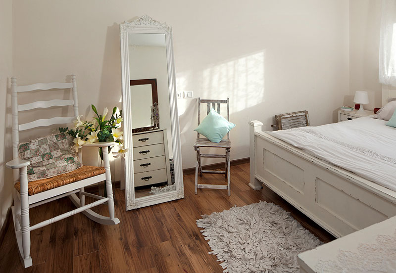 חדר שינה בעיצוב עץ לבן