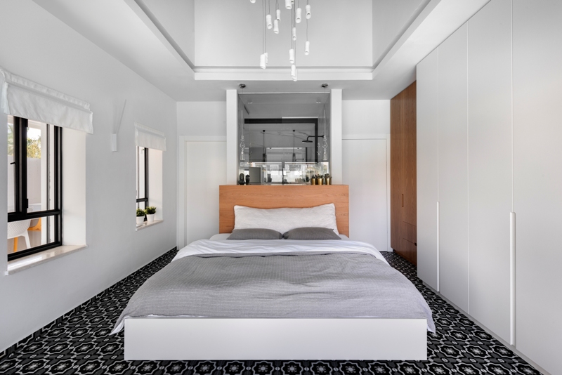 חדר שינה עם ארון קיר לבן