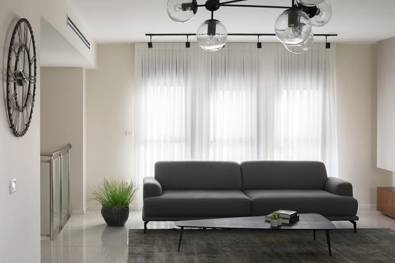 וילון לבן בסלון