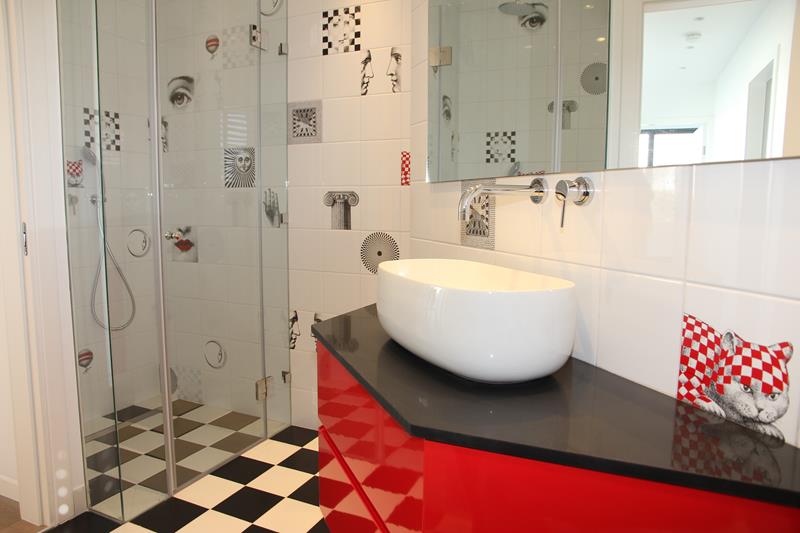 ארון אמבטיה אדום