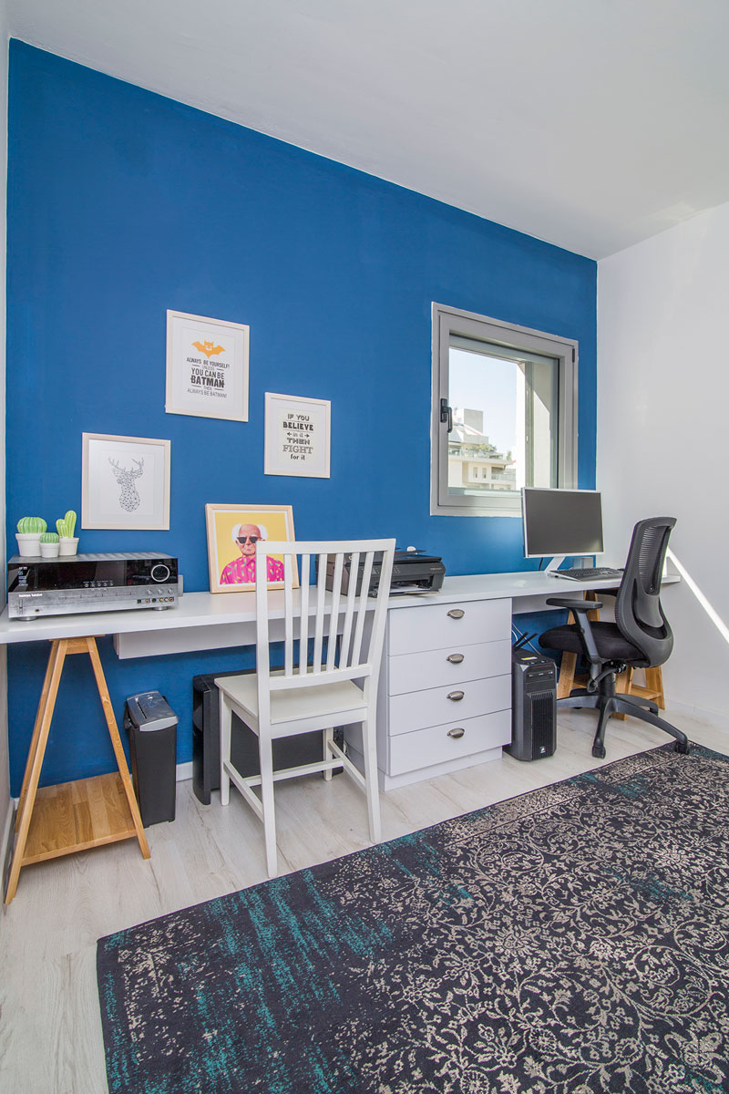 חדר עבודה עם קיר כחול 