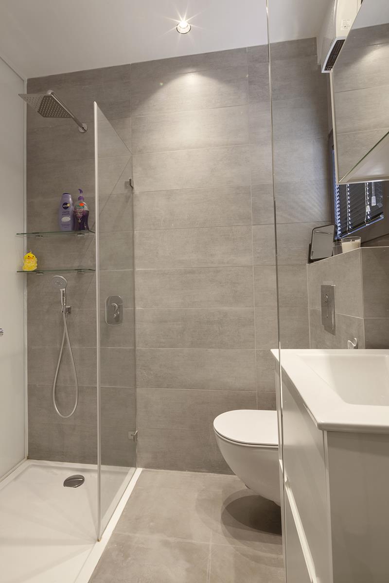 חדר מקלחת מעוצב מודרני 