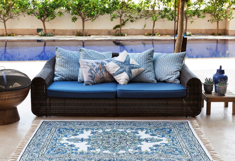 סלון חוץ עם שטיח כחול 