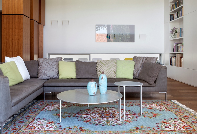 סלון עם שטיח צבעוני 