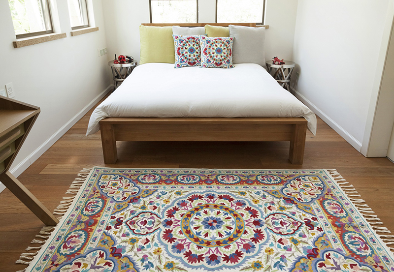 שטיח צבעוני בחדר שינה 