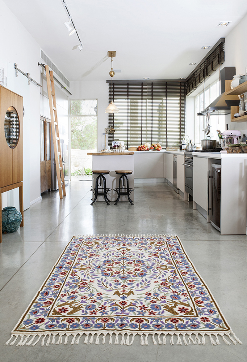 שטיח צבעוני במטבח 