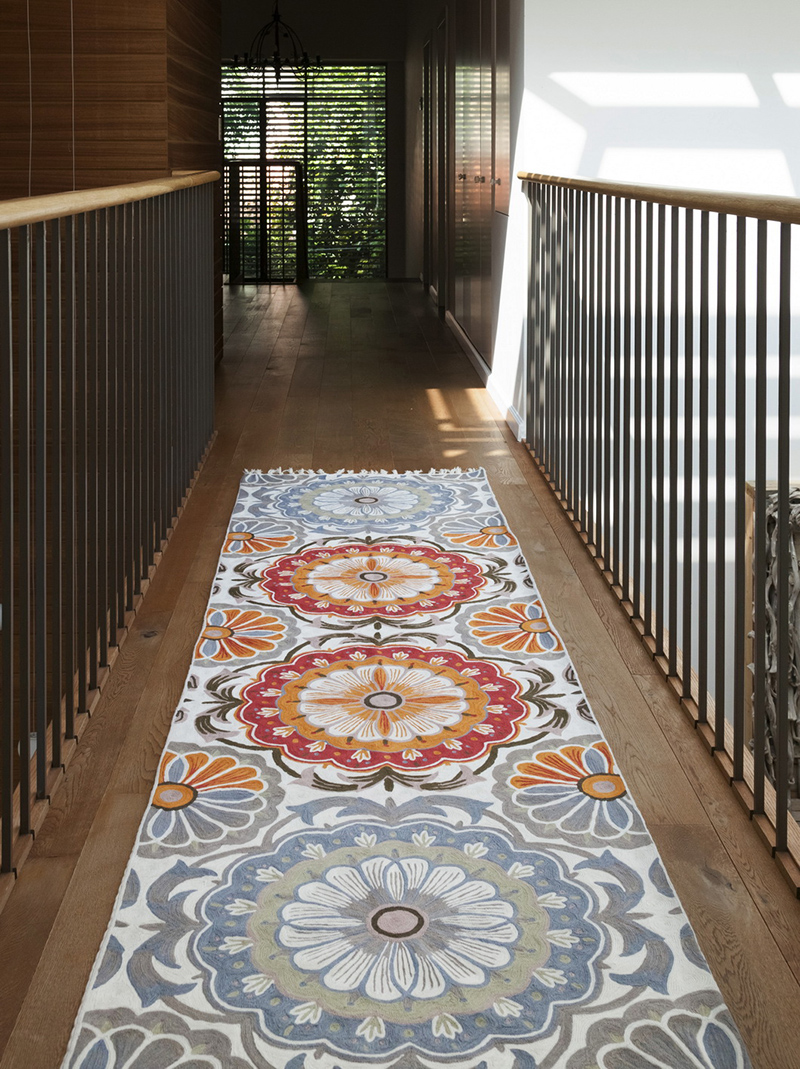 שטיח פרחוני במסדרון בית 