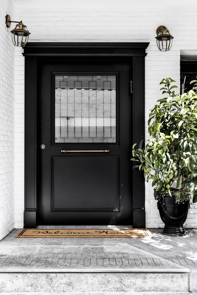 דלת כניסה שחורה