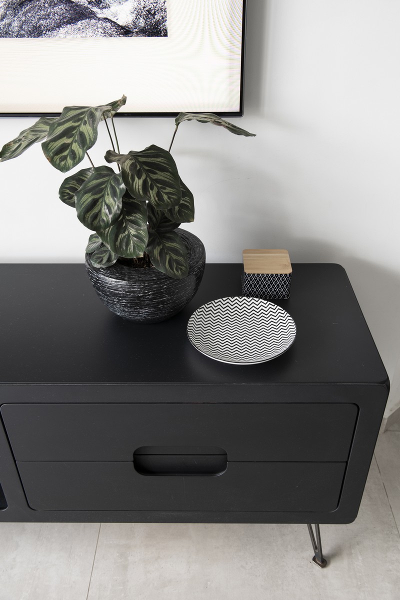 אקססוריז על שידה