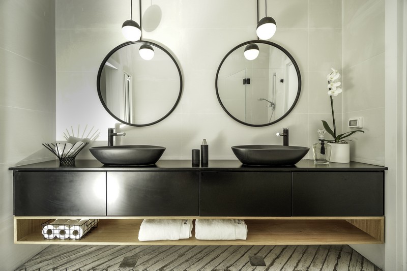 כיורים וארון על רקע בהיר