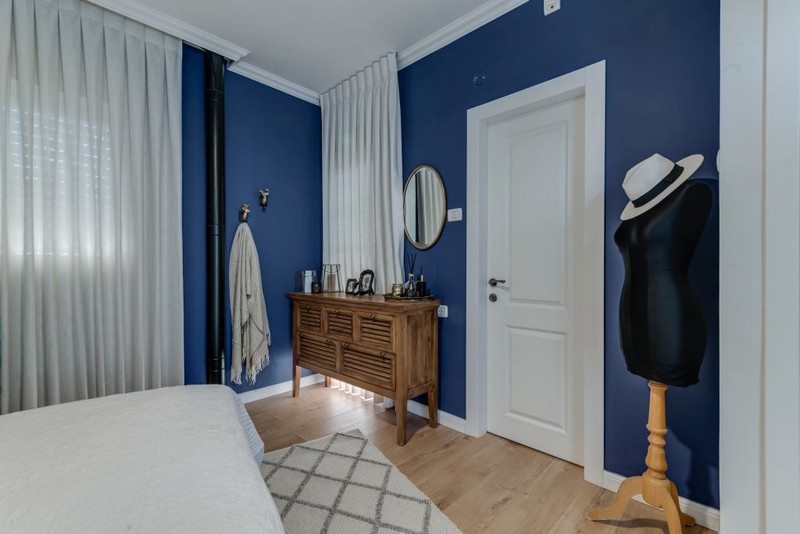 חדר שינה מעוצב בצבע כחול