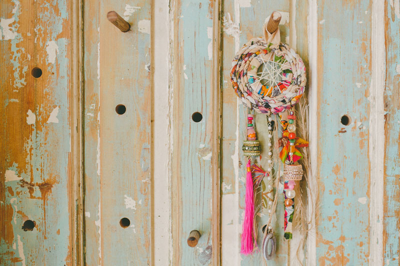 קישוטי נייר על קיר 