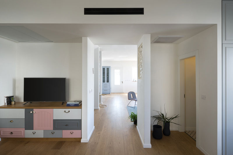 שידת טלוויזיה צבעונית 