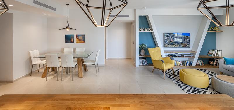 פינת אוכל עם שולחן זכוכית