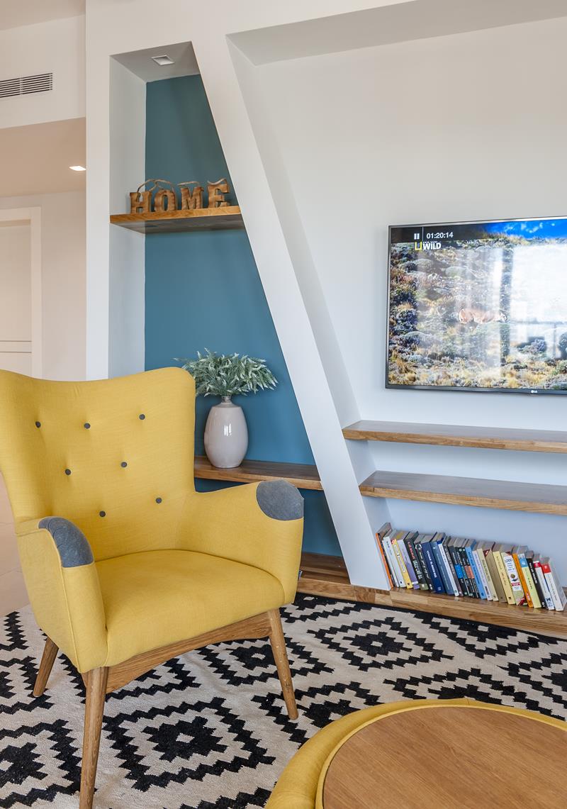 כורסה צהובה