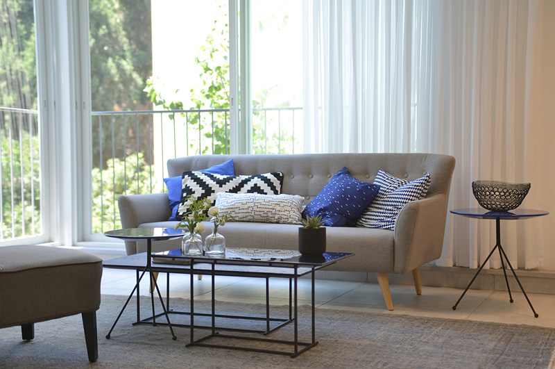 כריות על ספה