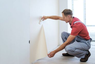 טפטים לקיר: איך מדביקים טפט על קיר