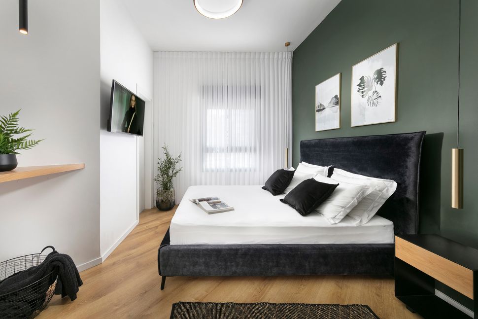 חדר שינה עם קיר ירוק