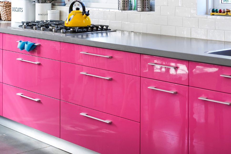 מטבח עם ארונות פוקסיה