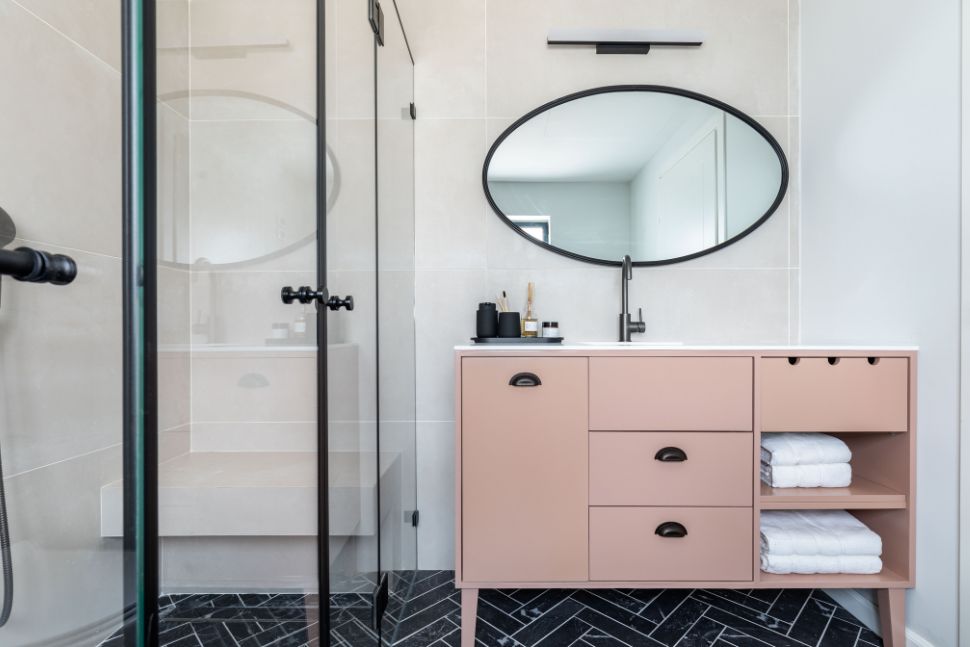 חדר רחצה עם ארון ורוד