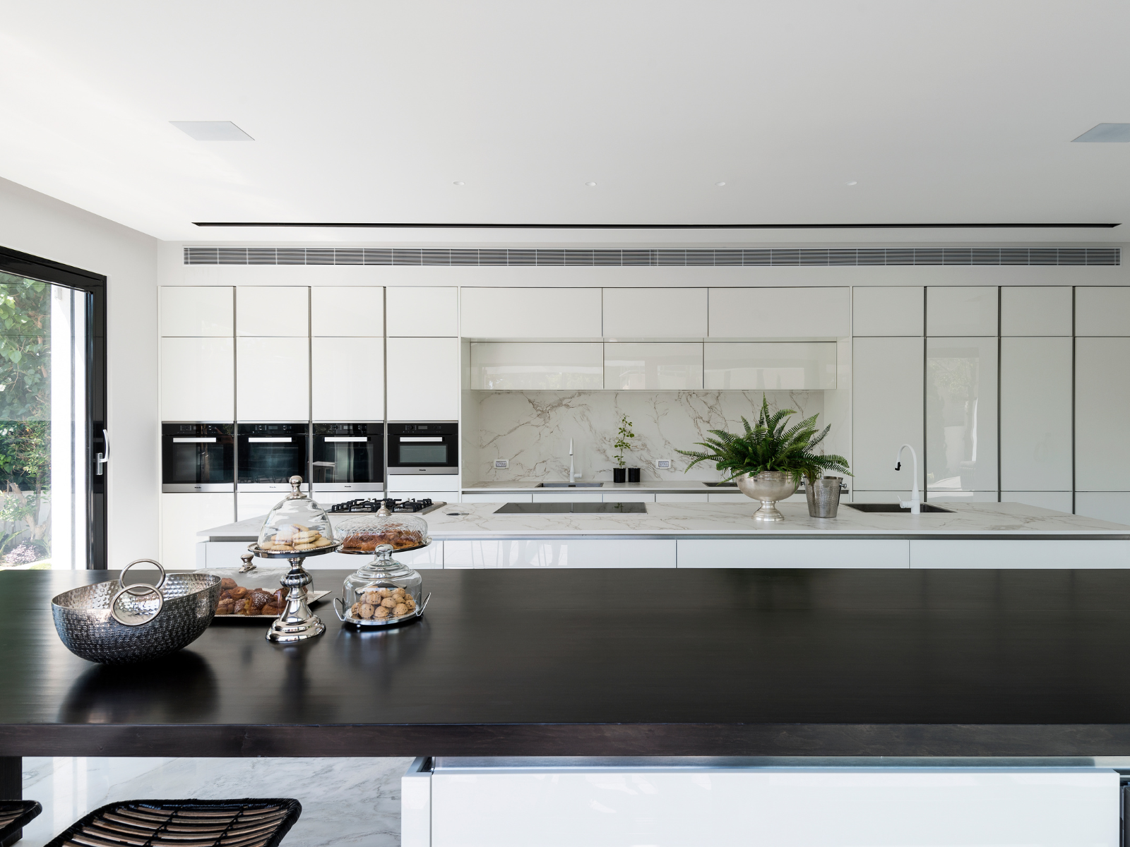 מכשירי החשמל מוקמו בתוך האי