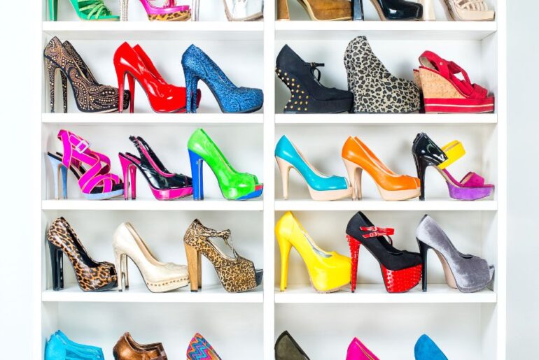 8 ארון נעליים בחדר ארונות