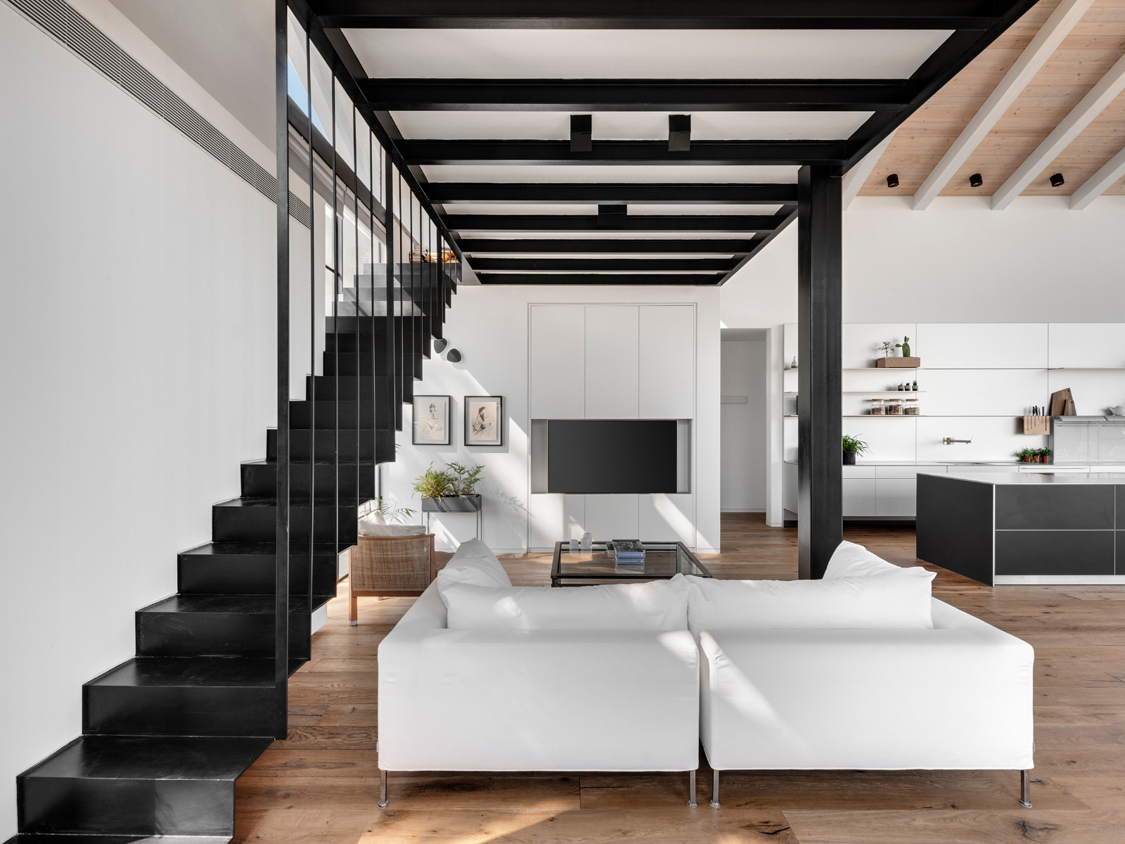 הטלוויזיה ממוקמת מול הספה ומאפשרת צפייה נוחה