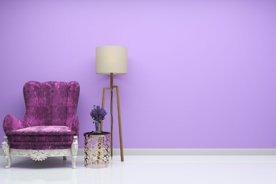 קיר סגול עם כורסא סגולה