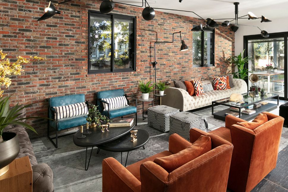 קיר בריקים מפירוק סלון בסגנון ניו יורק