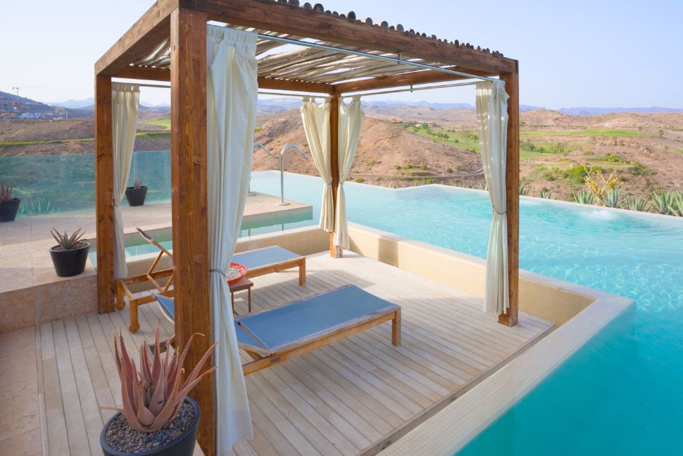 פרגולה עם ווילונות