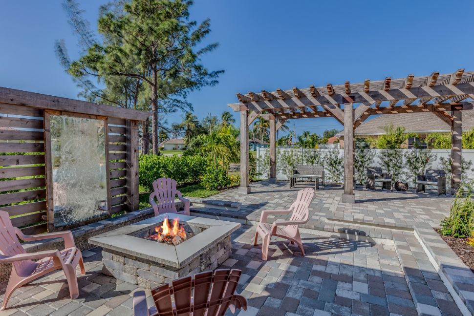 שולחן קמין בחצר