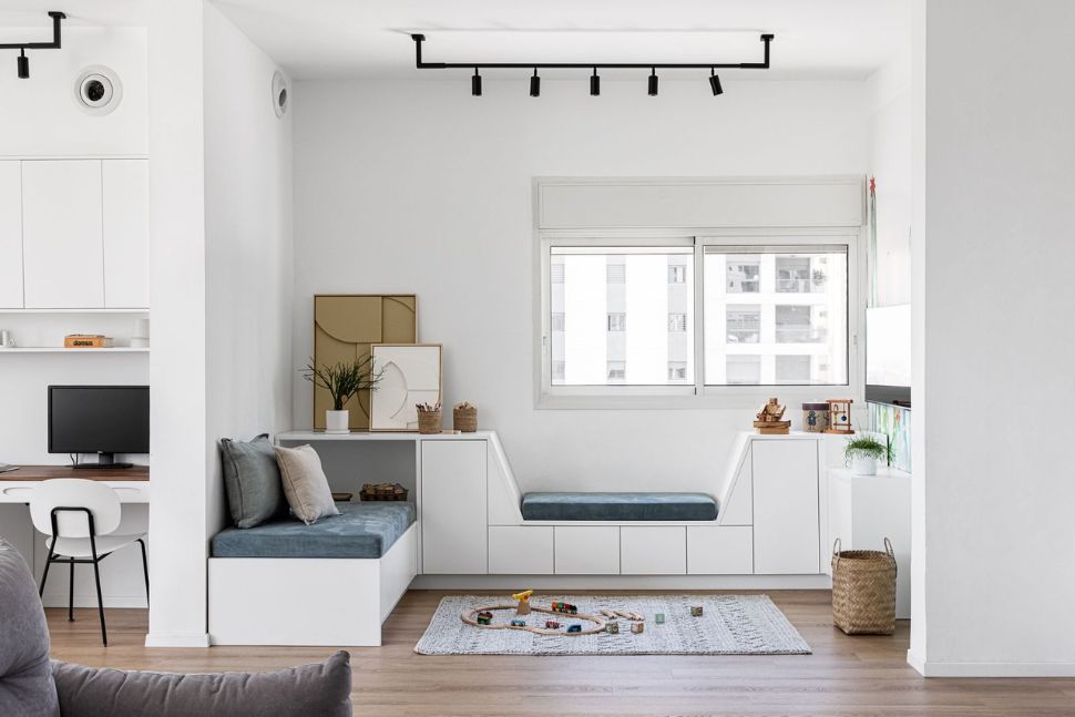 פינת מחשב לצד אזור משחקים מאובזר