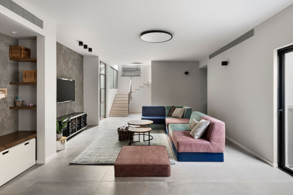 פופים הדומים וכריות מעוצבות בסלון