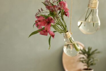 DIY: ממחזרים נורות ישנות לאגרטלים בסגנון מינימליסטי