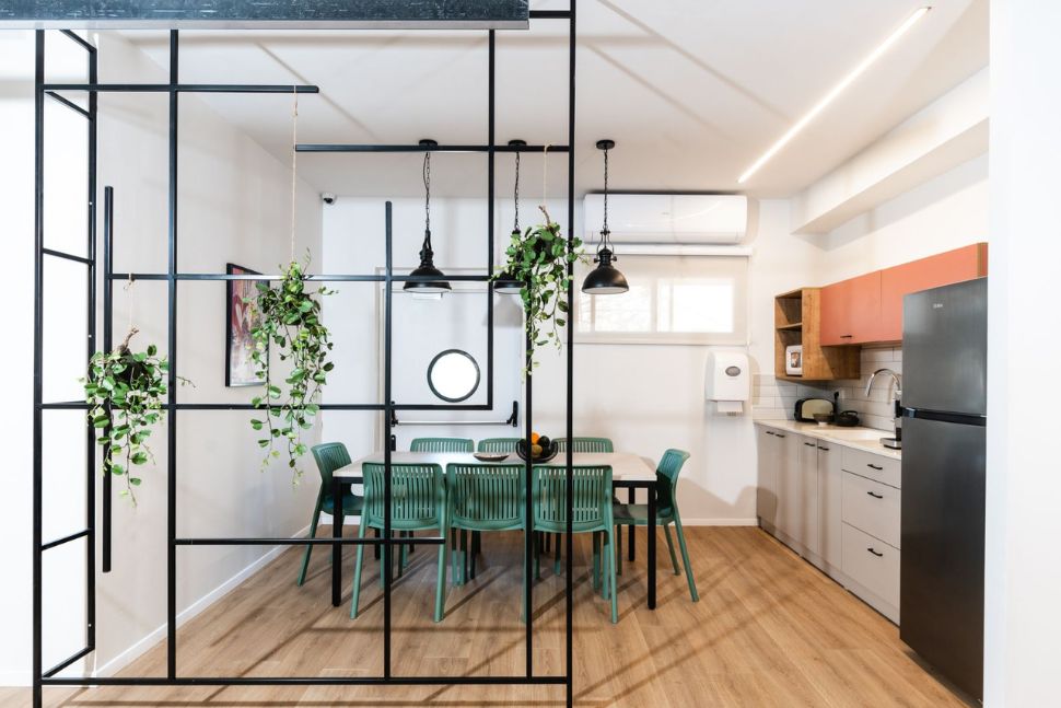 מחיצות מזכוכית