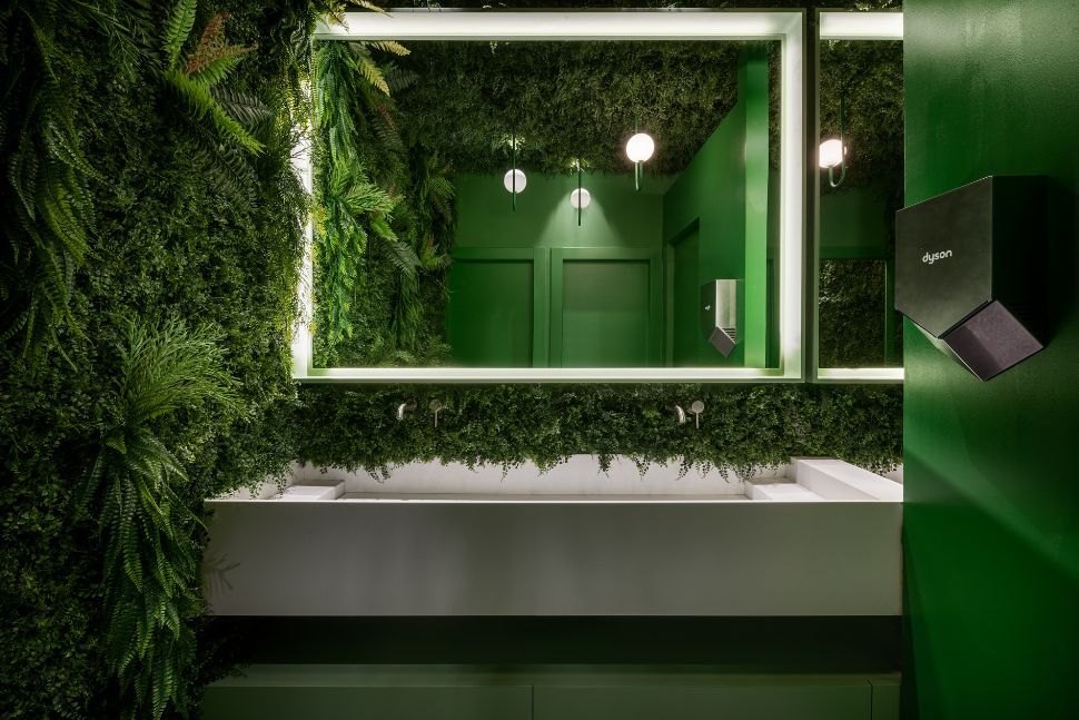 שירותים ירוקים הפליגו עם כל השיגיונות והרעיפו צבע, חומרים וטוויסטים