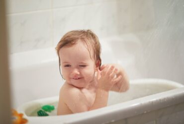 זהירות החלקה: 5 טיפים שיהפכו את חדר האמבטיה ידידותי לילדים