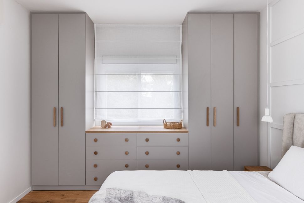 ארון מסביב לחלון