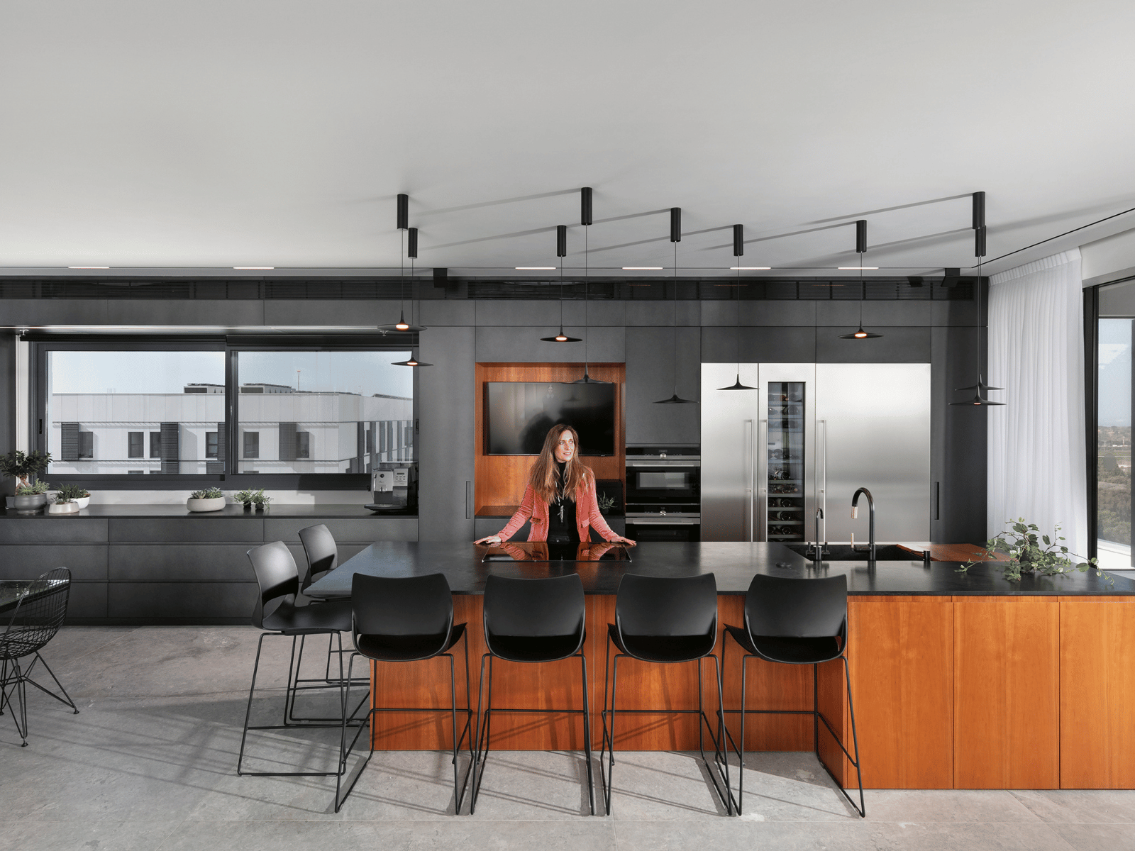 אדן החלון הפך למשטח עבודה