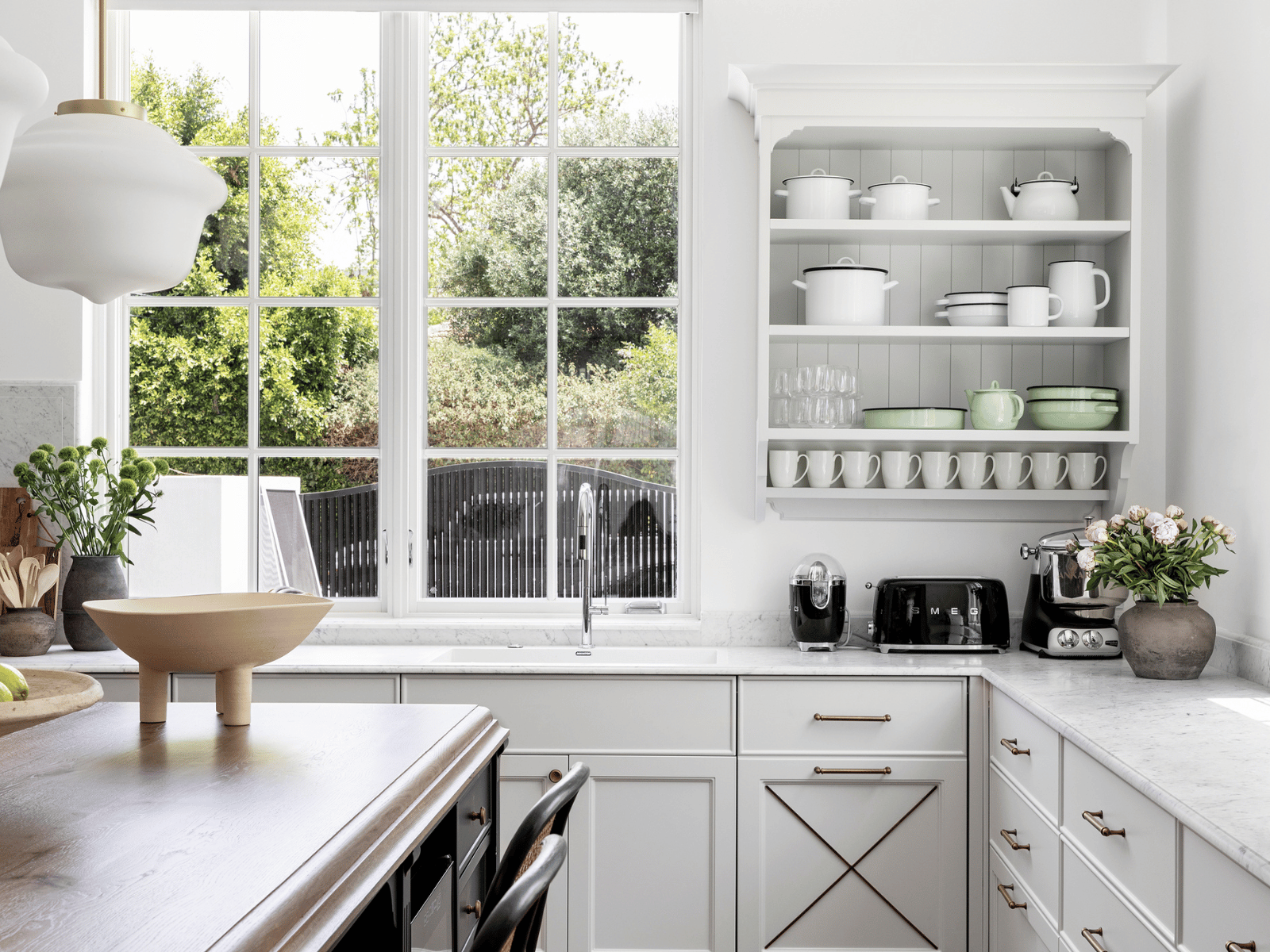 מדפים פתוחים במטבח כפרי