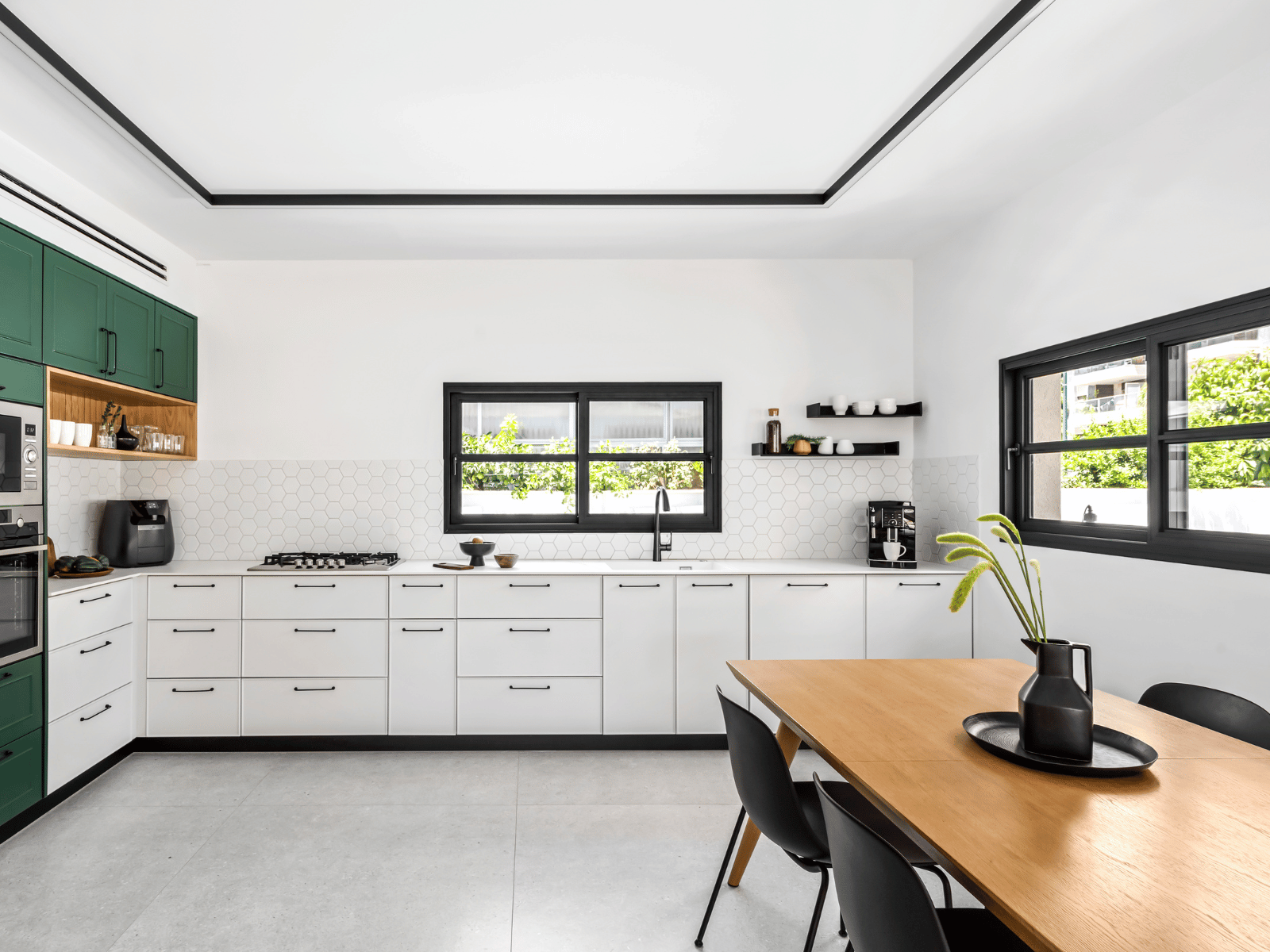 מטבח לבן על קיר ירוק