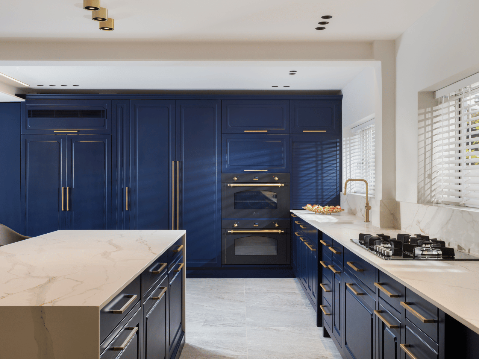 מטבח כחול עם אי