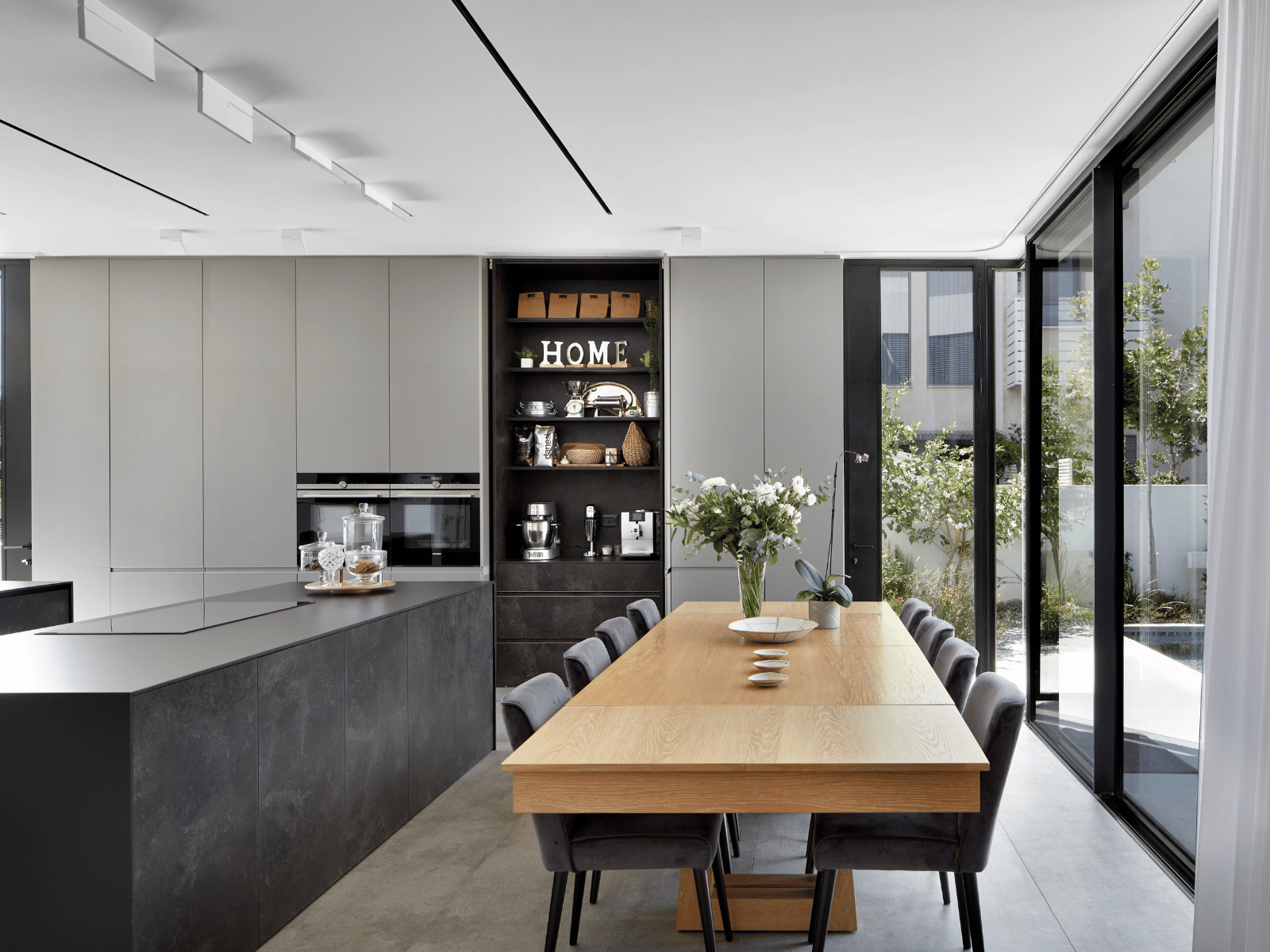 אי מעץ שהוא פינת אוכל