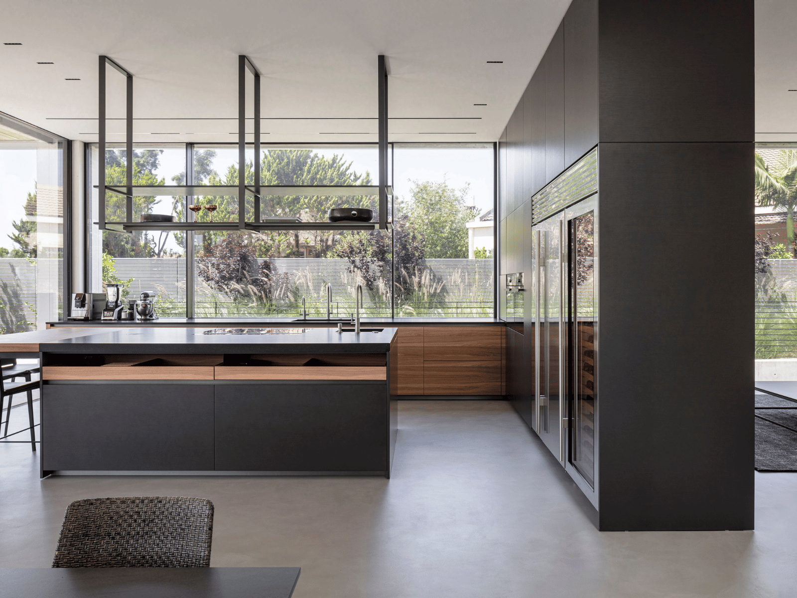 מתלה כוסות מעל האי