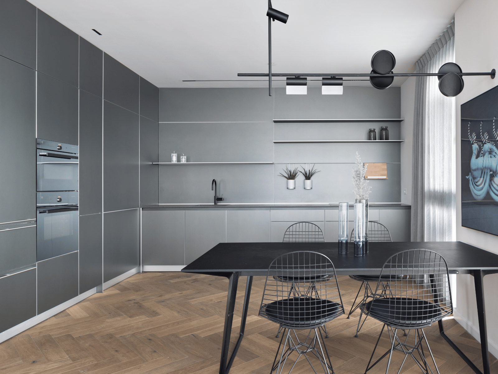 מטבח מודרני עם מדפים פתוחים