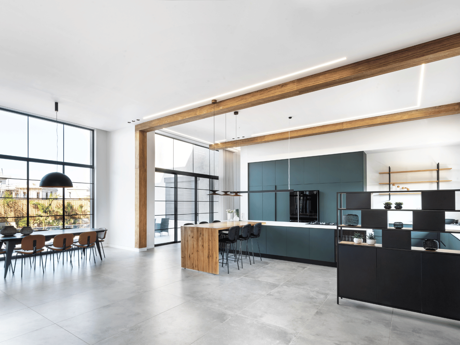 מטבח מודרני כגול עם הרבה משטחי עבודה